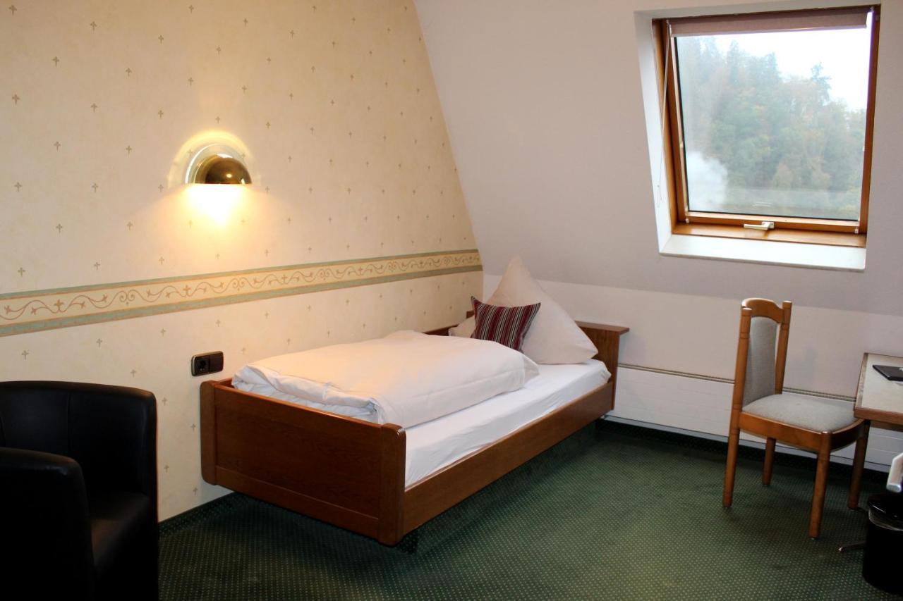 Hotel Am Bad-Wald Бад Либенцел Екстериор снимка
